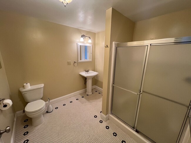 Building Photo - 3 Bedroom Home on Quiet Street with Lots o...