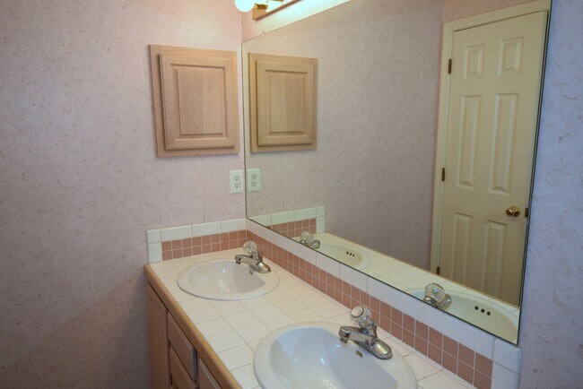 Building Photo - 3 Bedroom, 2 bath, 2 living areas, La Cueva area