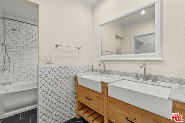 Building Photo - 2354 Fletcher Dr