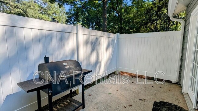 Building Photo - 1050 Mathews Ct