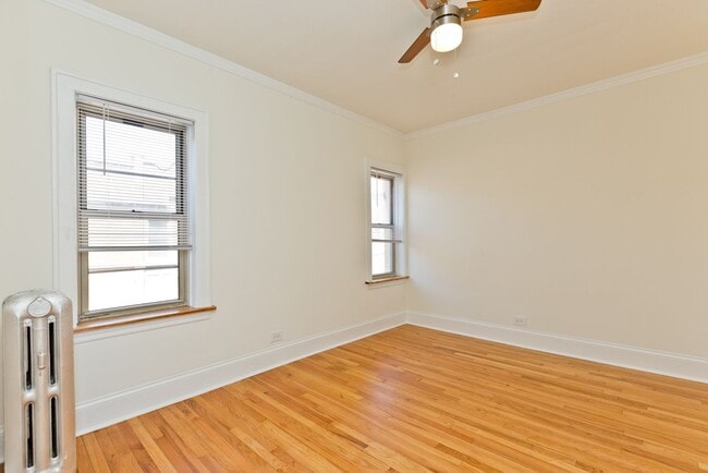 Building Photo - One Bedroom Apartment Near the Lakefront