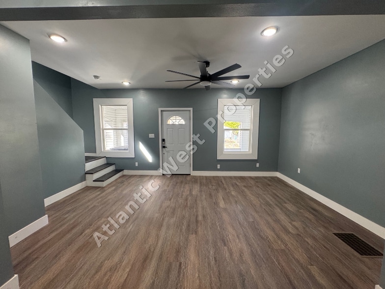 Building Photo - 545 Carplin Pl