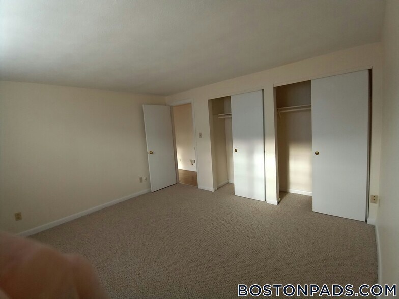 Building Photo - 10 River Dr