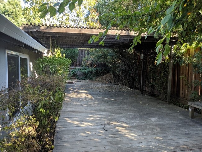 Building Photo - Remodeled 4 Bed 2 Bath Beauty in Vintage H...