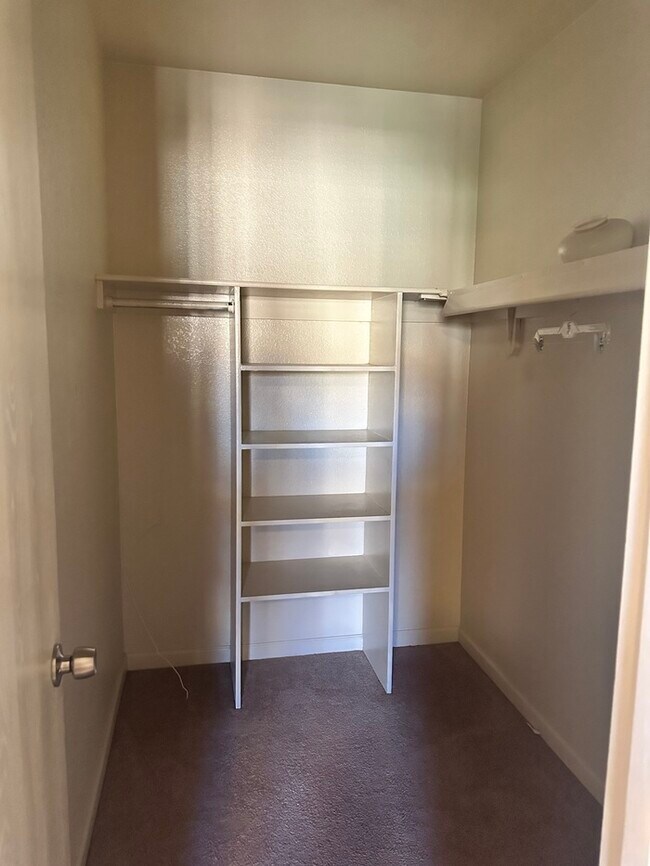 Building Photo - Beautiful and Spacious 3 bedroom Condo - Lovely Grounds - Swimming Pool