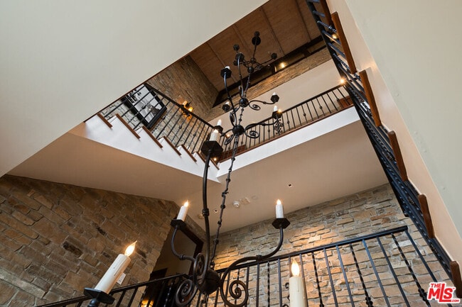 Building Photo - 964 Palisades Beach Rd