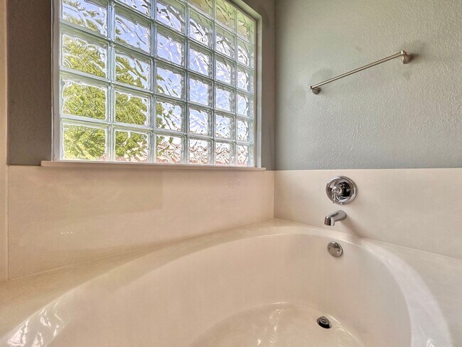 Building Photo - Beautiful & Spacious 3BR/2.5BA One-Level H...