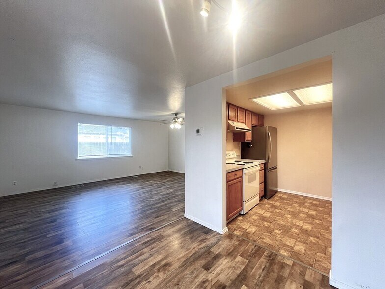 Building Photo - 10610 W Hinsdale St