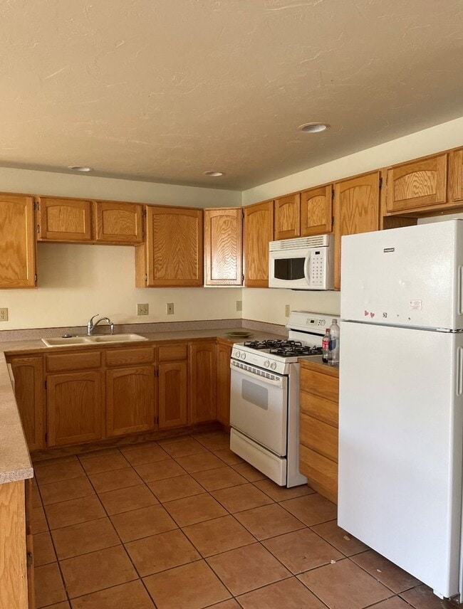 Building Photo - Beautiful & Spacious 2-Bedroom, 3-Bath Tow...