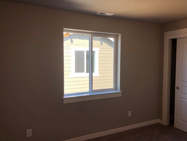 Building Photo - Beautiful newer 4 bedroom house in Coburg!