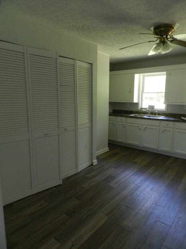 Building Photo - 204 Dyer Dr