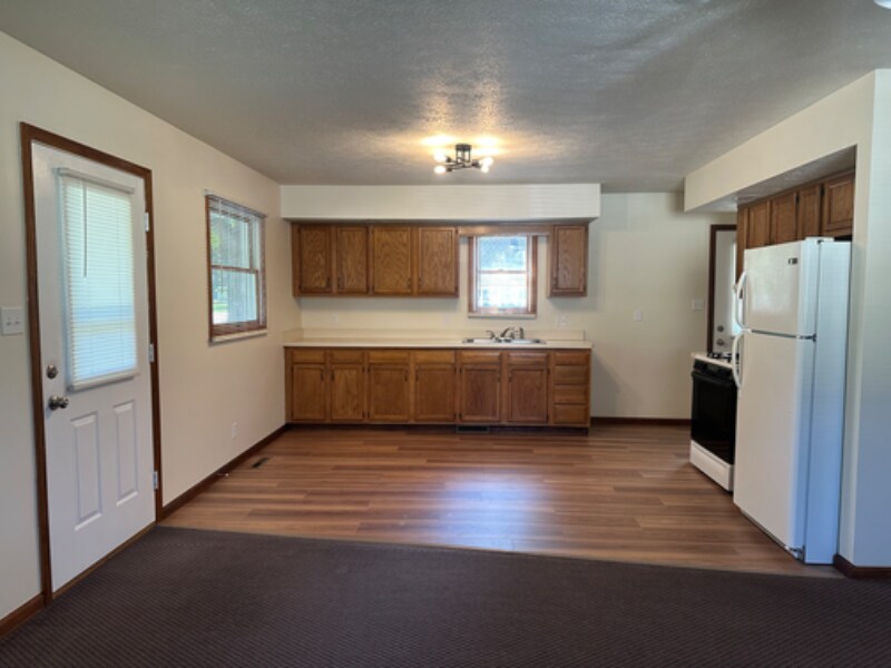 Building Photo - 505 S Apple Rd