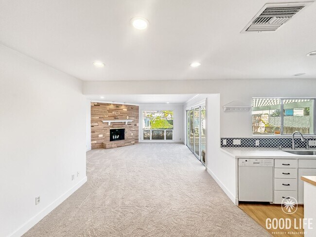 Building Photo - Beautiful 3BD/2BA W/ Private Pool, Garage, and A/C in Ocean Beach!