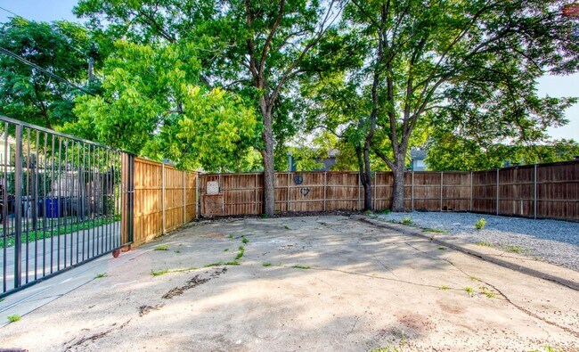 Building Photo - Newly Renovated 2 Bedroom 2 Bath Condo / Gated Parking / East Dallas