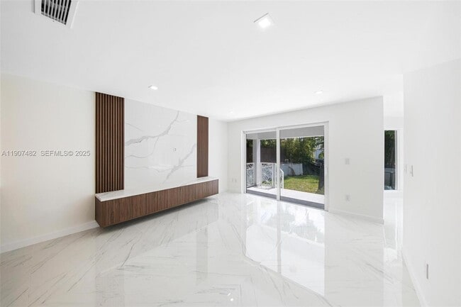 Building Photo - 242 Palm Ave