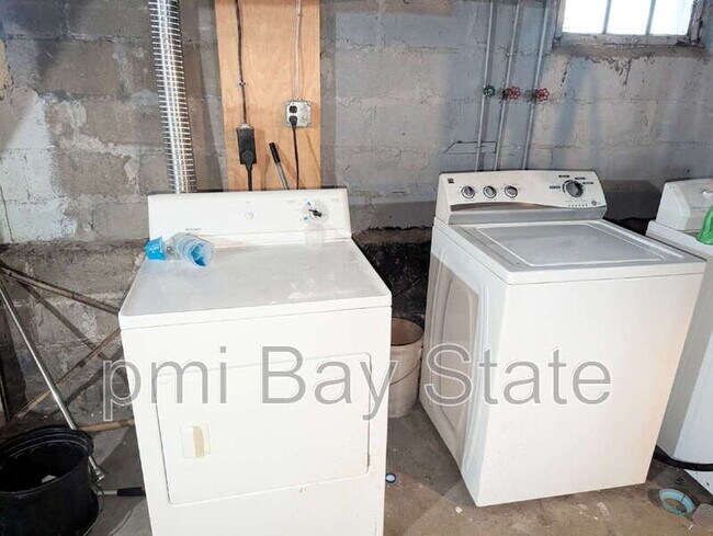 Building Photo - 37 Brainard St