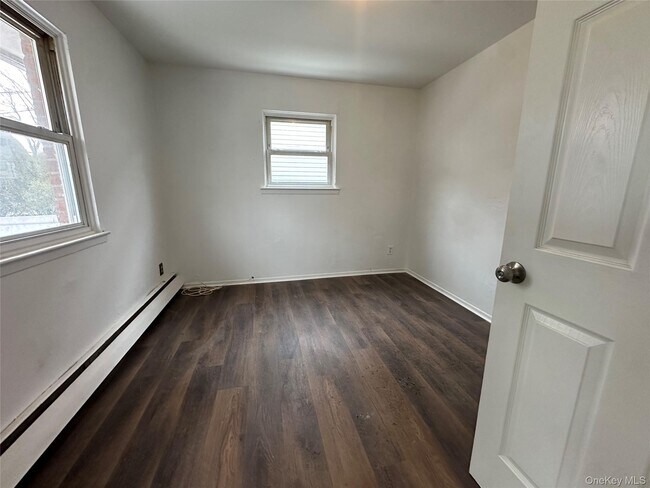 Building Photo - 210 Wellington St