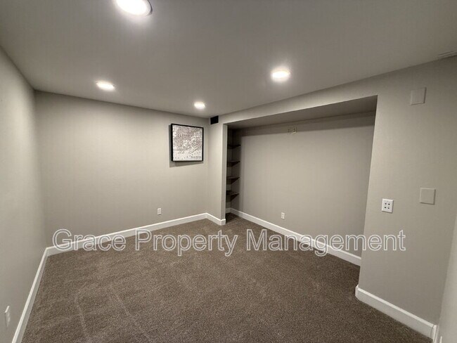 Building Photo - 10924 W 100th Dr