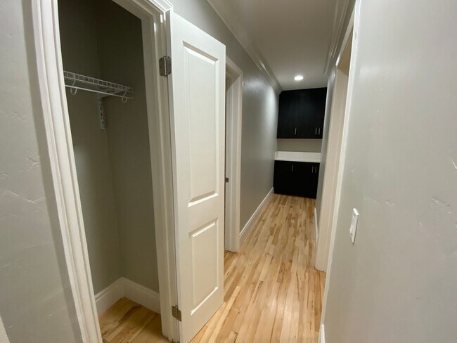 Building Photo - AC! In Unit Washer & Dryer! Reserved Onsite Parking! Downstairs Home!