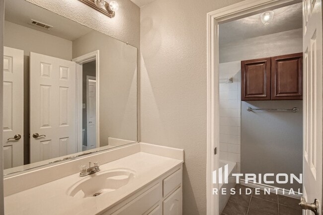 Building Photo - 2710 Hawthorne Dr