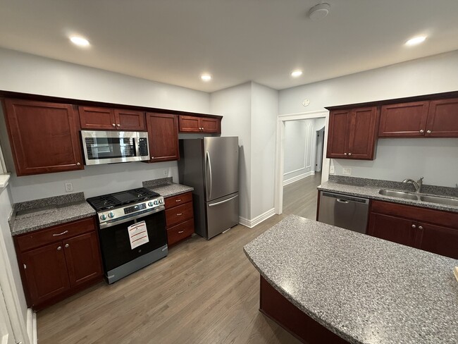 Building Photo - 2827 W Lunt Ave
