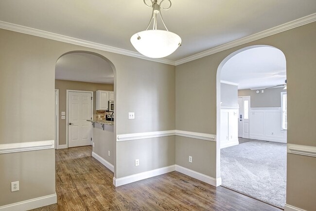 Building Photo - 3 Bedroom Home with Large Fenced in Yard, 2 Car Garage & Bonus Room!