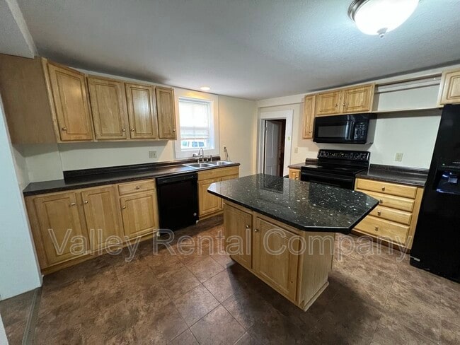 Building Photo - 28 School St