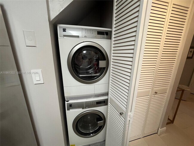 Building Photo - 15525 N Miami Lakeway