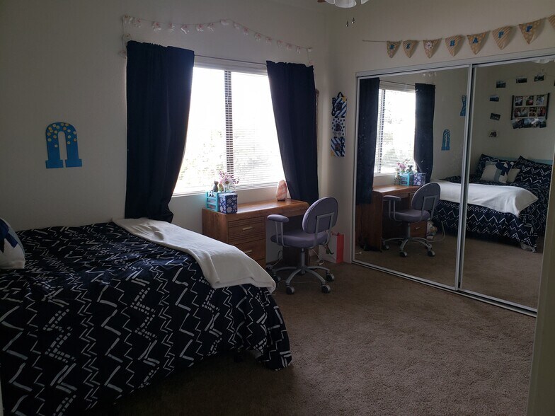 Bedroom - 1823 N Park Ave