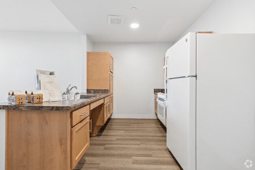 1BR, 1BA - 611SF - Kitchen - Shalom Towers