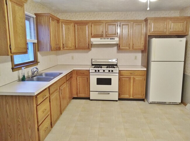 Building Photo - 2 Bed / 1-1/2 Bath Single Family Home Townhome