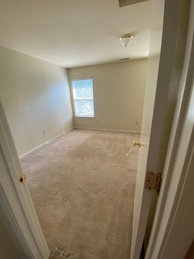 Building Photo - Midtown 2 bedroom 1.5 bathroom
