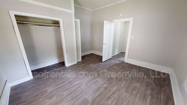 Building Photo - 579 Saxon Ave