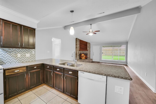 Building Photo - 13618 Piney Oaks Dr