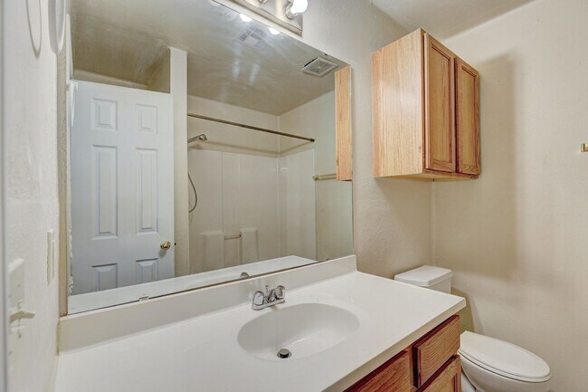 Building Photo - Duplex in Yukon, Available Now!