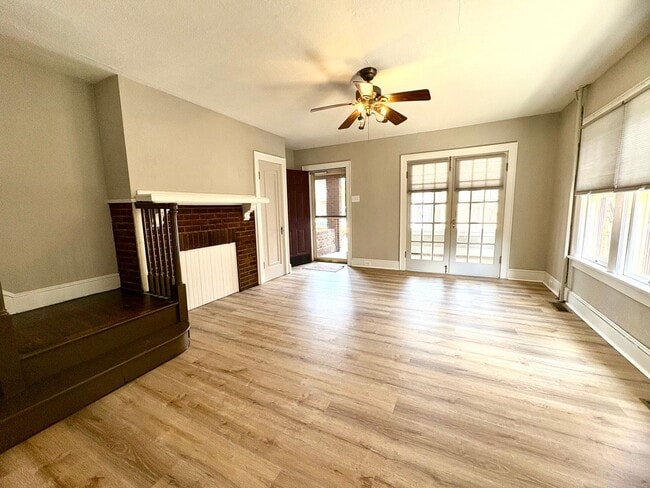 Building Photo - 3 Bedroom 1 Bathroom in York with Sunroom,...