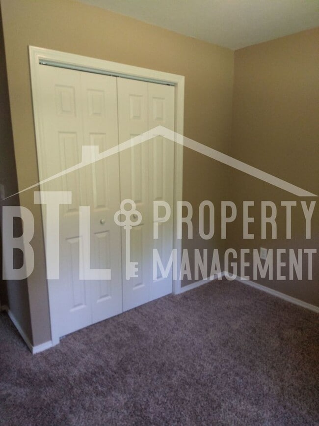 Building Photo - 3 Bedroom 2 Car Garage Duplex in Branson