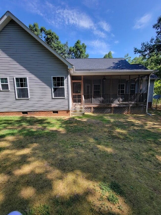 Building Photo - Great Home located in Catawba with 4BR/3BA...