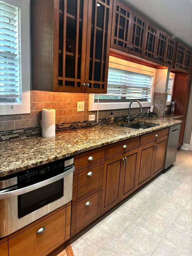 Building Photo - 339 Thole St