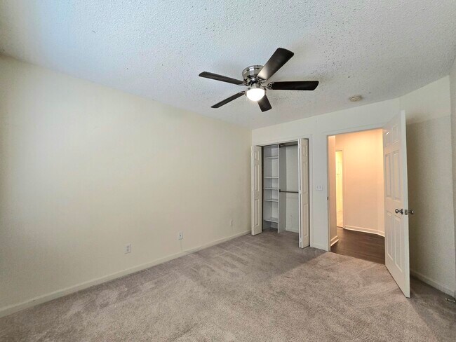 Building Photo - 3682 Beacon Dr