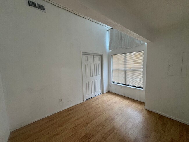 Building Photo - 3 bedroom, 2 bath 2 car garage home for re...