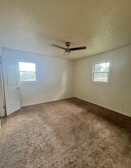 Building Photo - 608 N College Dr