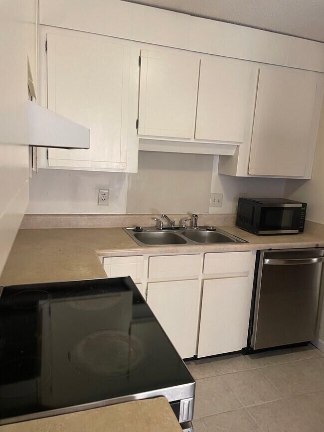 Great kitchen area - 106 Henry St