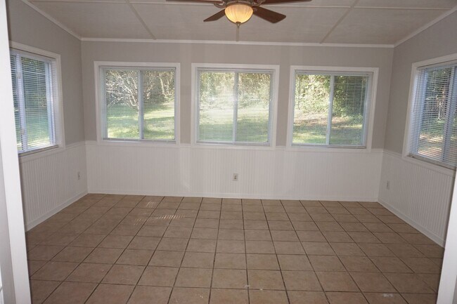 Building Photo - Spacious 5 bed 3 bath home located in Marietta