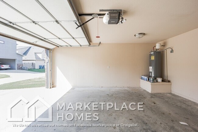 Building Photo - 3211 SW Stonepoint Ave