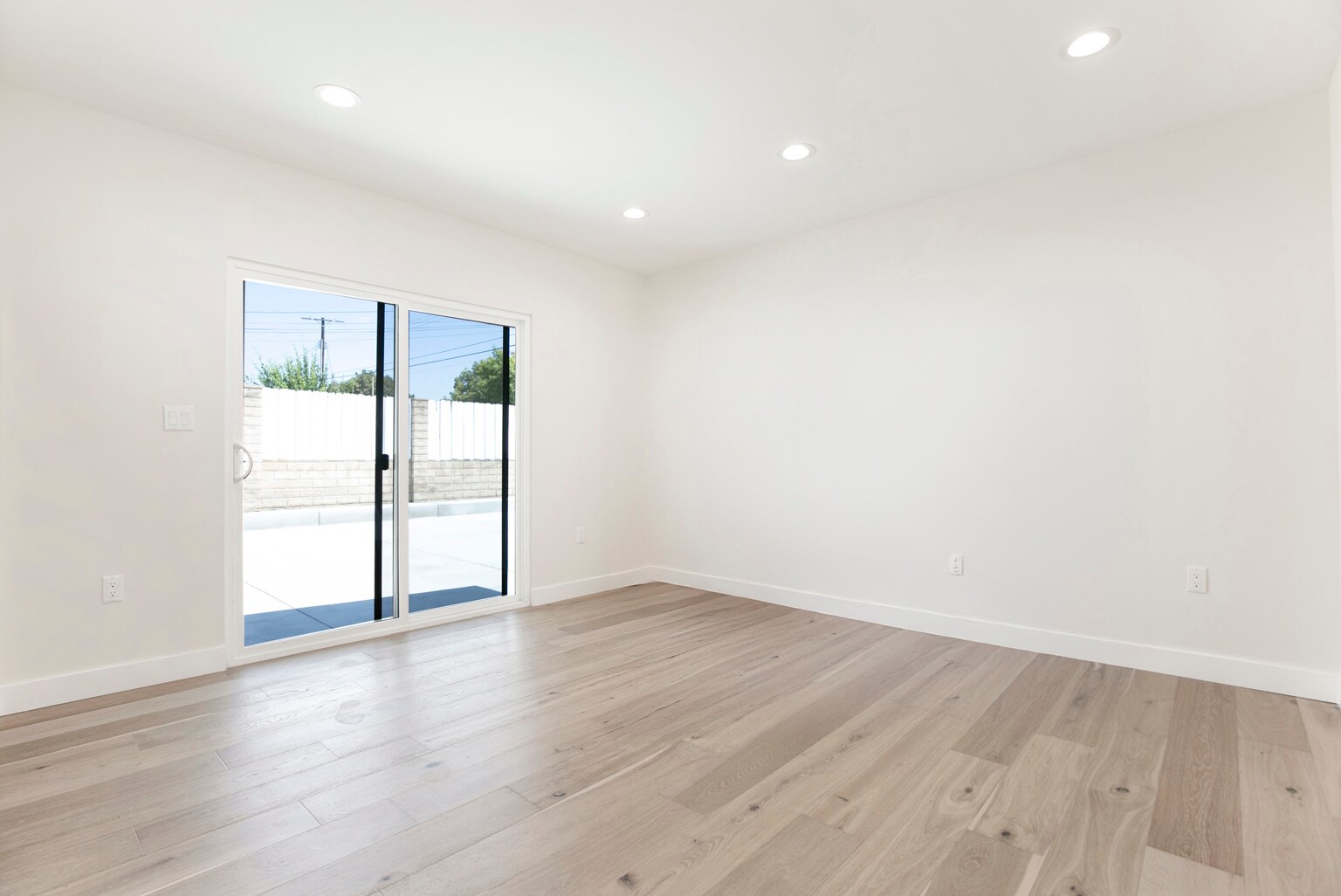 Building Photo - 10446 Woodley Ave