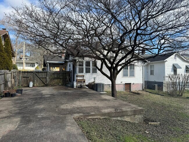 Building Photo - 219 Chapel Ave