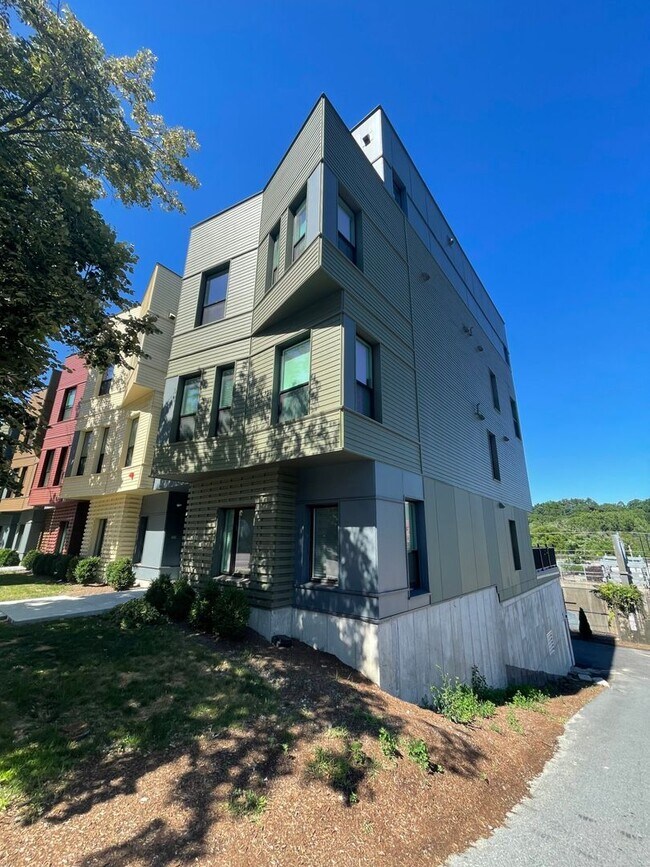 Building Photo - Jamaica Plain 2 bedroom w/garage parking a...