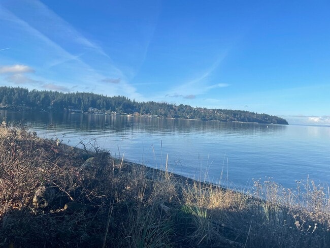 Building Photo - Single Level Freeland Home and Pet Friendly!