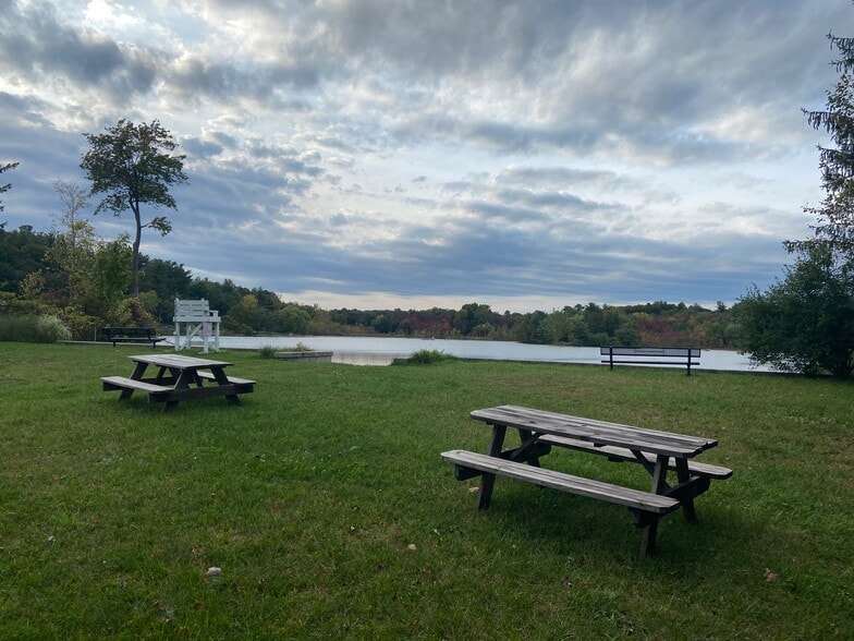 Building Photo - 10 Seneca Rd